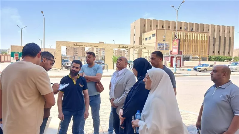 حي فيصل بالسويس يلزم المحال التجارية بوضع صناديق قمامة أمام الواجهات