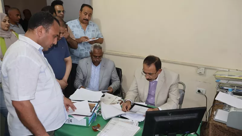محافظ سوهاج يفحص ملفات تقنين الأراضي في جولة مفاجئة بساقلتة
