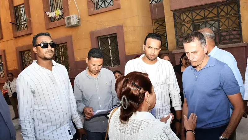 محافظ أسوان يوجه بتسوية متأخرات الوحدات السكنية بمنطقة الصحابى