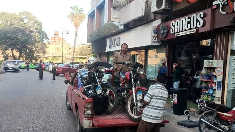 حملات مكثفة لرفع الإشغالات وإعادة الانضباط للشوارع والميادين بحي غرب بالمنوفية