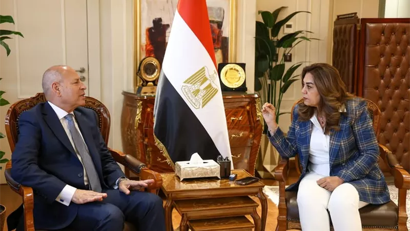 منال عوض تتابع مع محافظ القاهرة ملفات النظافة والتصالح وتطوير العتبة