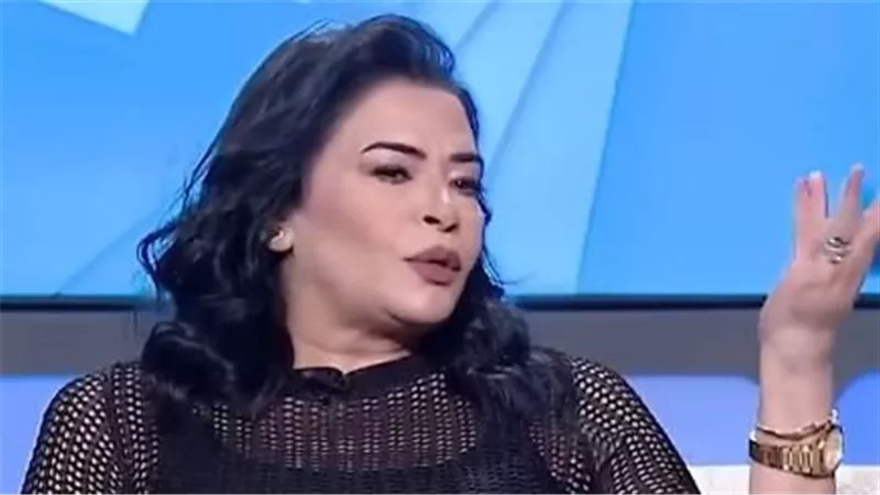صفوة تفتح النار على الراقصة دينا: المفروض تقعد في البيت خلاص