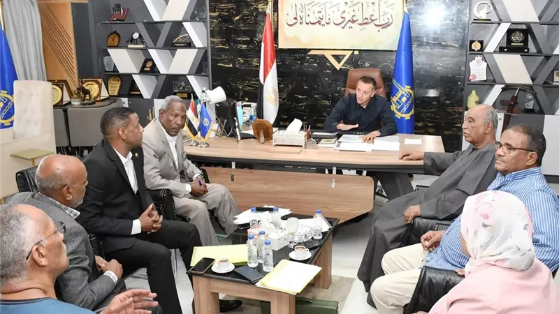 محافظ أسوان يلتقى أعضاء مجلسى النواب والشيوخ لمتابعة المطالب الجماهيرية