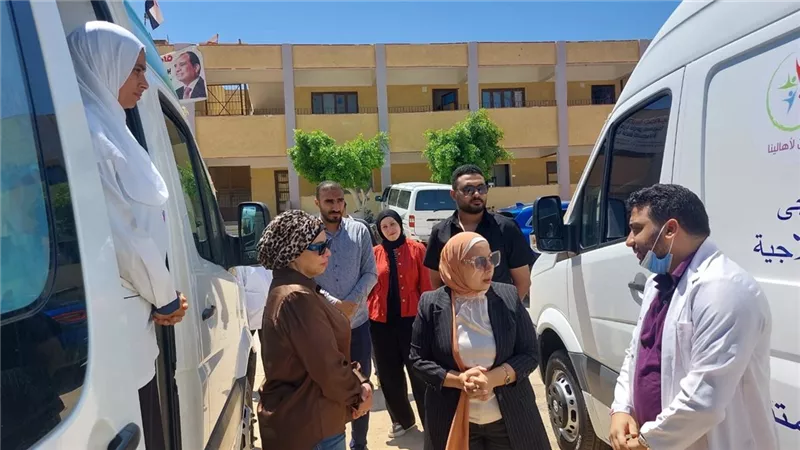 الكشف على 833 مواطنًا من خلال 6 عيادات خلال يومي القافلة الطبية بقرية البياضية