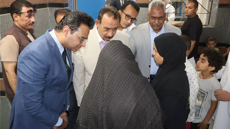 المريضة أولى.. محافظ سوهاج يرفض استخدام الأسانسير ويفسح الطريق لمريضة