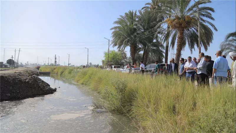 محافظ قنا يتفقد الحملة الميكانيكية والترعة المغطاة بنقادة 