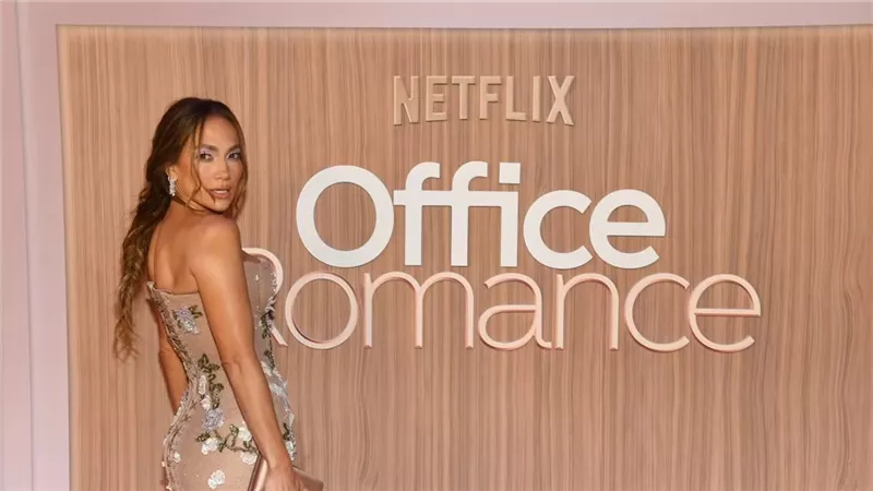 جينيفر لوبيز بفستان من لون الجسم خلال عرض فيلمها Office Romance 