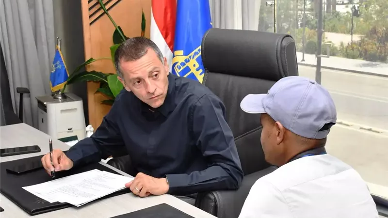محافظ أسوان يلبي مطالب المواطنين ويوفر فرص عمل ودعماً للأسر الأولى بالرعاية