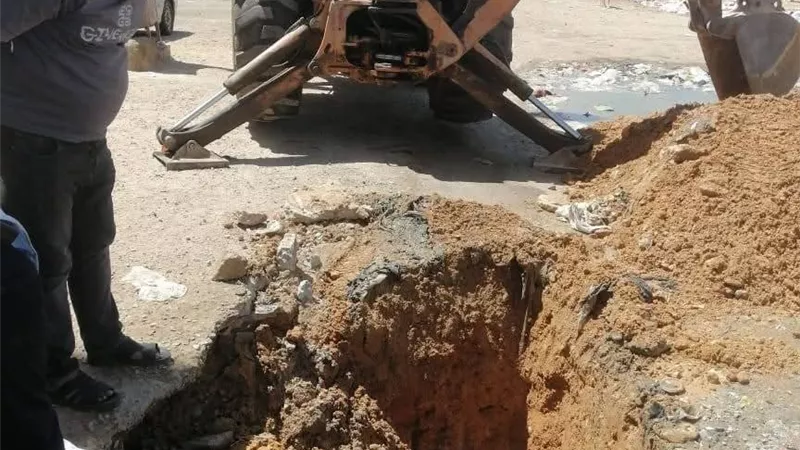 متابعة فورية لإصلاح كسر ماسورة مياه بمناطق متفرقة بحي فيصل بالسويس