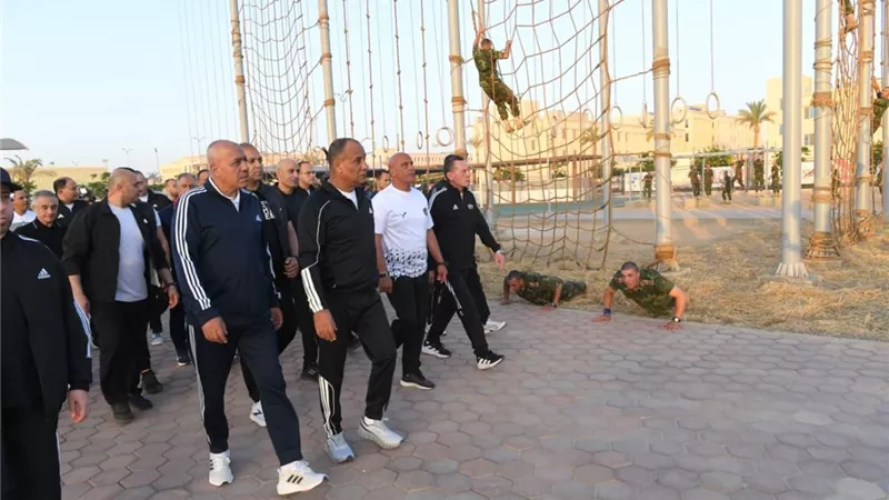 وزير الدفاع يتفقد منظومة إعداد طلبة الكليات العسكرية لمتابعة برامج التأهيل