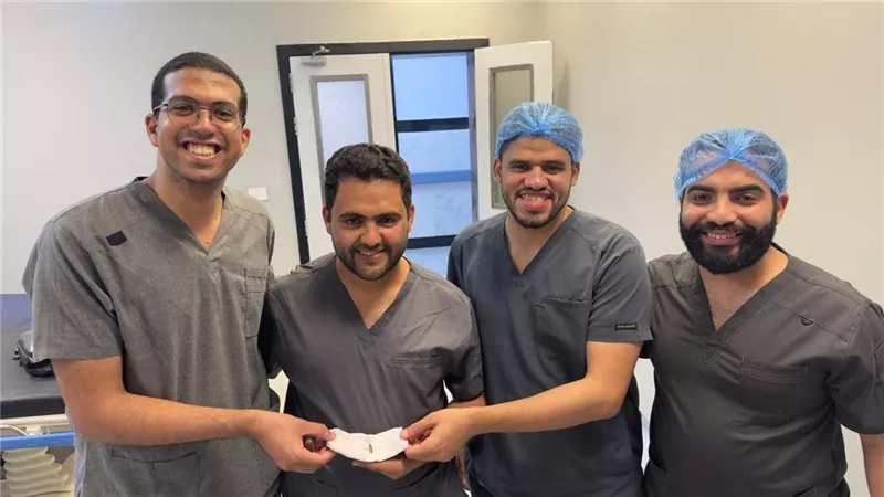 فريق طبي بقصر العيني ينجح في إنقاذ حياة رضيعة عبر تدخل جراحي إثر ابتلاعها لحبة