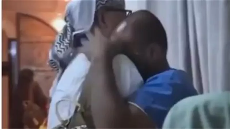 لحظة وداع مؤثرة في المسجد الحرام تجمع الحجاج والعاملين بخدمة ضيوف الرحمن