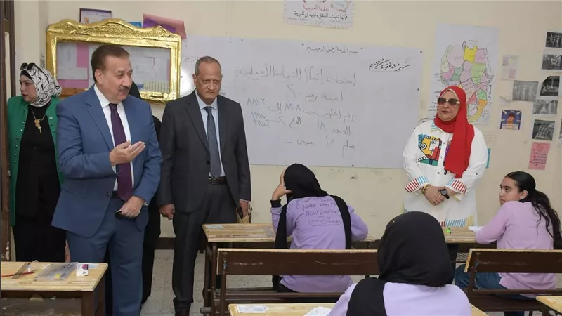 في أول أيام امتحانات الشهادة الإعدادية.. محافظ بورسعيد يتابع سير العمل باللجان 