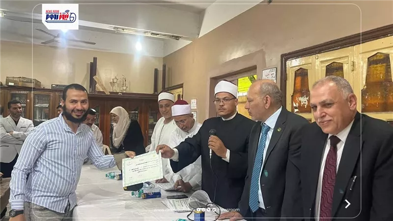 مدير الدعوة بأوقاف الفيوم يكرم دفعة جديدة من خريجي المعهد الثقافي بمسجد فاطمة 