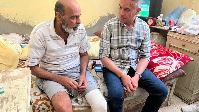 رئيس حي الأربعين ونائبه يزوران مواطنًا تنفيذًا لتوجيهات محافظ السويس