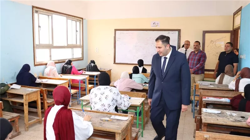 محافظ دمياط يتفقد لجان امتحانات الإعدادية ويؤكد توفير الأجواء المناسبة للطلاب