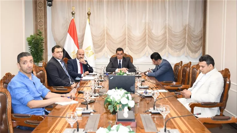 وزير الشباب والرياضة يلتقي مسؤولي شركة دافينج الصينية لبحث التعاون