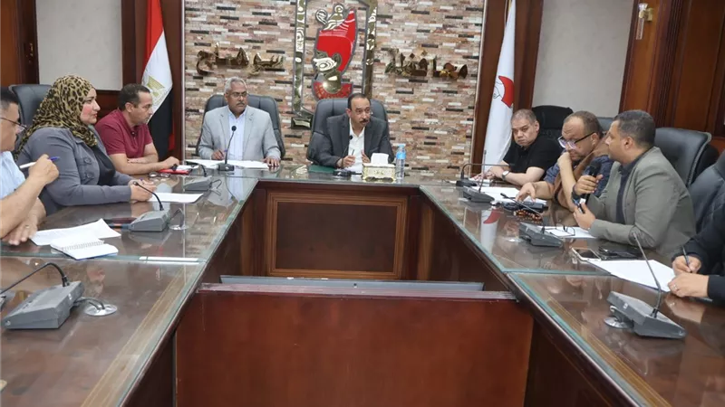محافظ سوهاج يناقش استعدادات المرحلتين الثانية والثالثة من 