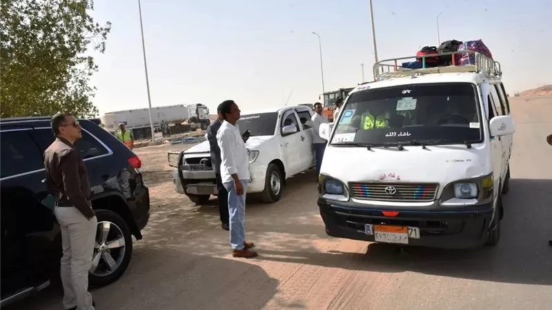 محافظ أسوان يواجه مخالفات السرفيس بغرامات وعقوبات رادعة تصل لإلغاء الترخيص