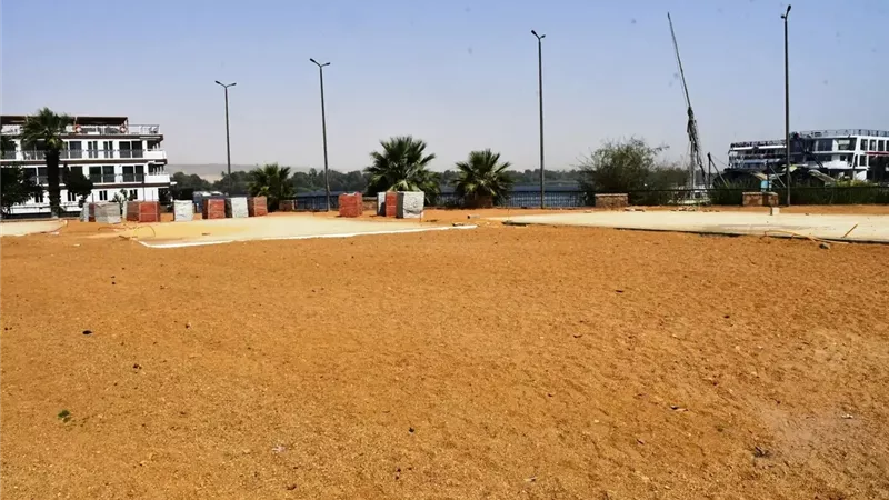 محافظ أسوان يتابع مشروع ملاعب البادل ويوجه بسرعة الإنجاز لدعم السياحة والرياضة