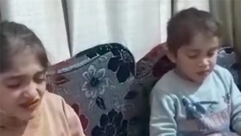 فيديو صادم يهز حلب.. طفلان يبكيان تحت وطأة عقاب قاسٍ بالفلفل الحار