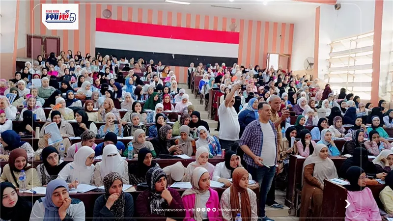 مراجعات مجانية لطلاب الشهادة الإعدادية بمسرح مدرسة الشهيد مصطفى أحمد بالفيوم 