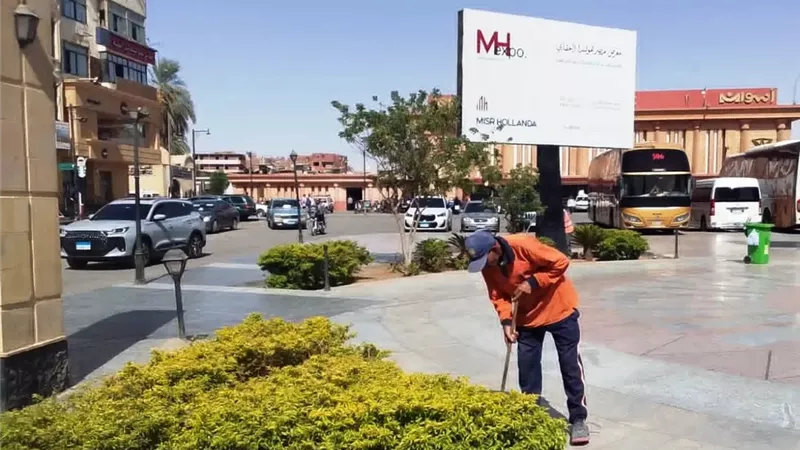 رفع 260 طن مخلفات بطريق السادات.. ومحافظ أسوان يتابع حملات النظافة