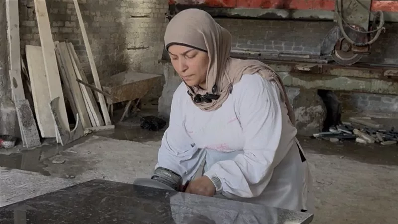 في مهنة الرجال.. أم العربي من الإسماعيلية تحفر اسمها بين عمال الرخام