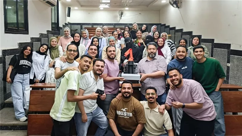 طلاب عين شمس يبتكرون روبوت تصوير ذكي لإنتاج الفيديو التعليمي