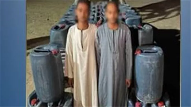 سقوط أباطرة السولار.. القبض على شخصين بحوزتهم 2 طن مواد بترولية مهربة بأسوان 