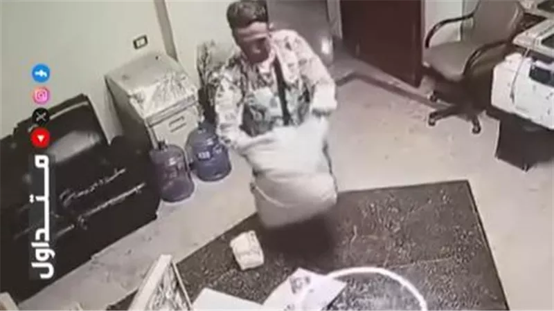 غافلها وحطه في الشنطة.. الأمن يفحص فيديو لـ «بائع» أثناء سرقة هاتف موظفة داخل مكتبها بالزيتون