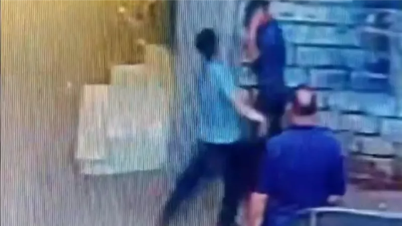 الأمن يفحص واقعة تعدي سائق سيارة ملاكي على طفل يقود 