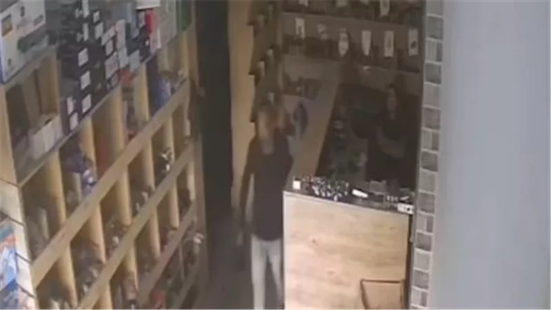 استغل نومه .. سرقة هاتف ومتعلقات عامل بأحد المحال في شبرا الخيمة