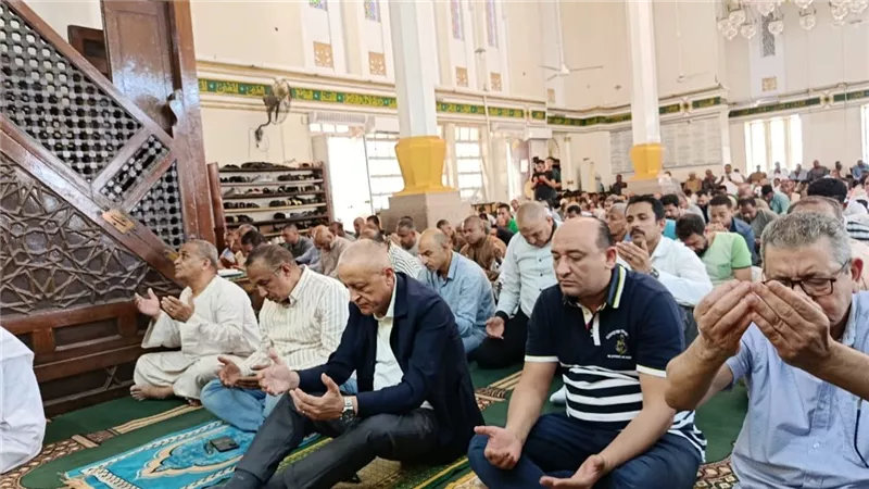 محافظ الأقصر يؤدي صلاة الجمعة بمسجد أحمد سيدي أحمد النجم ويلتقي المواطنين  
