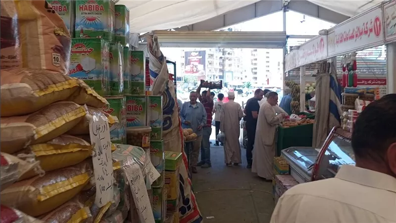محافظ الدقهلية: تخفيضات بالمعرض الدائم للسلع الغذائية بحي شرق المنصورة