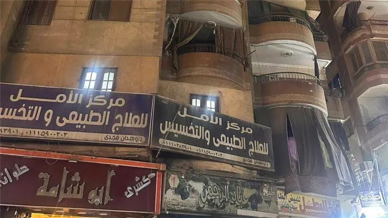 إخلاء العقارين المائلين بكفر طهرمس وقطع المرافق حفاظًا على السلامة
