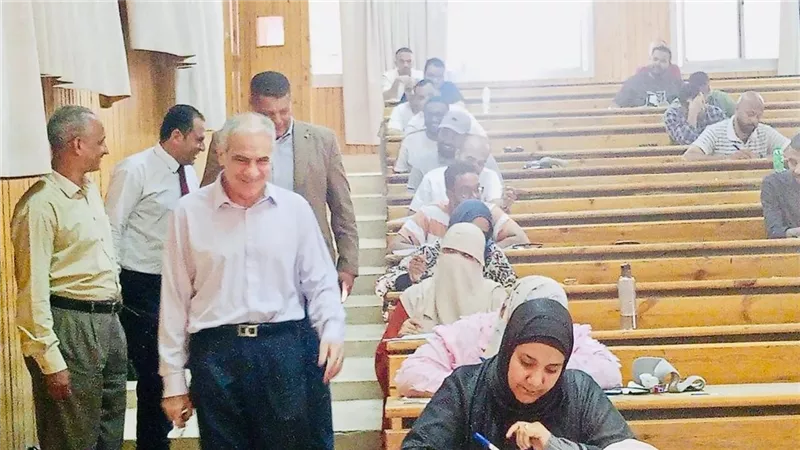رئيس الجامعة أسوان يتابع امتحانات البرامج المميزة ويؤكد مراعاة ظروف الدارسين