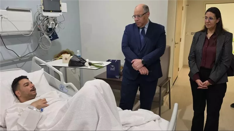 السفير المصري بالكويت يطمئن على المواطن المصري المصاب جراء الهجوم الإيراني 