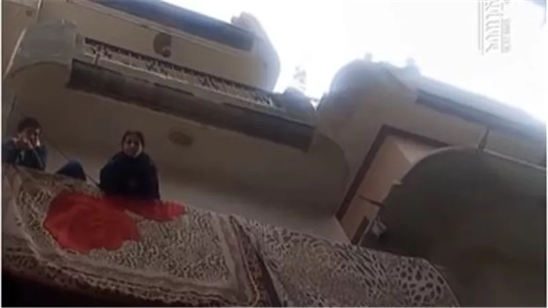 متجوزه عليه ومش عايزه العيال.. تصرف غير متوقع لسيدة متزوجة يثير الغضب (فيديو)