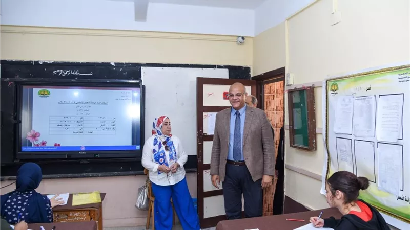 بمدرسة طه حسين.. محافظ الإسكندرية يتفقد لجان امتحانات الشهادة الإعدادية 
