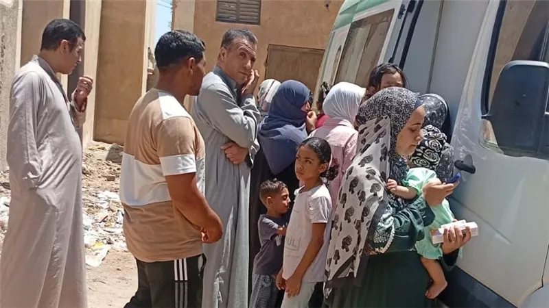 قافلة طبية لتقديم خدمات الكشف وصرف العلاج مجاناً لأهالى قرية أبو غالب بالجيزة