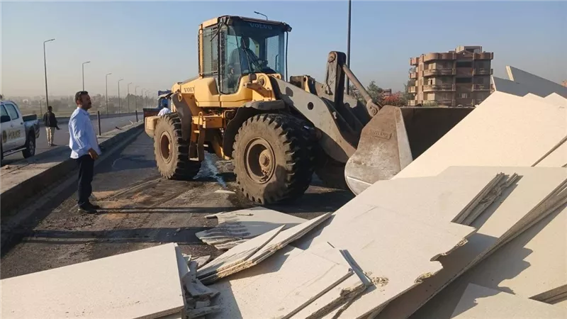 رفع آثار انقلاب مقطورة محملة بأخشاب الكونتر أعلى كوبري عرب الرمل بالمنوفية