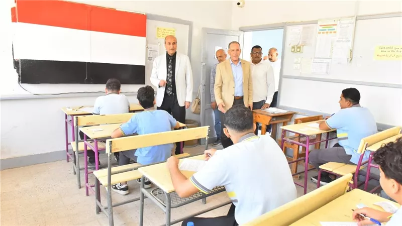 محافظ أسيوط يتفقد لجان امتحانات الشهادة الإعدادية للاستماع لآراء الطلاب