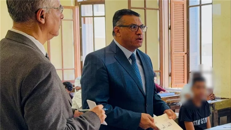 محافظ قنا يحيل 4 ملاحظين ومراقب للتحقيق بسبب محمول وكتاب عربي داخل لجنة امتحان