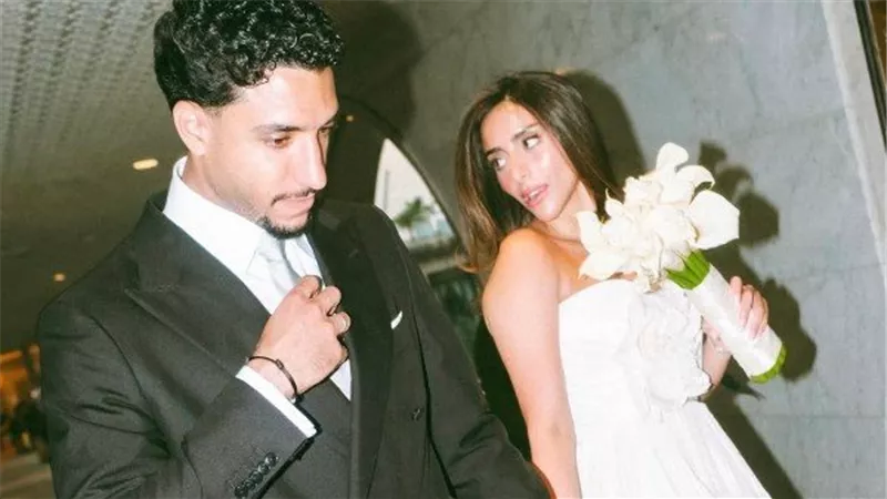 عمر مرموش يشارك متابعيه بصور زفافه ويعلق «مراتي» (صور)