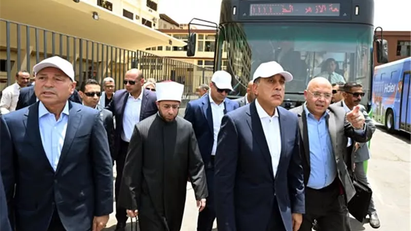 رئيس الوزراء يتفقد هيئة النقل العام بالقاهرة لمتابعة المنظومة المطورة