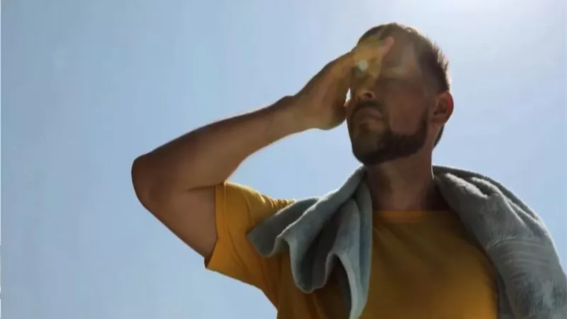 ما هو الإجهاد الحراري وكيف يصاب به الإنسان؟ أستاذ صحة يوضح