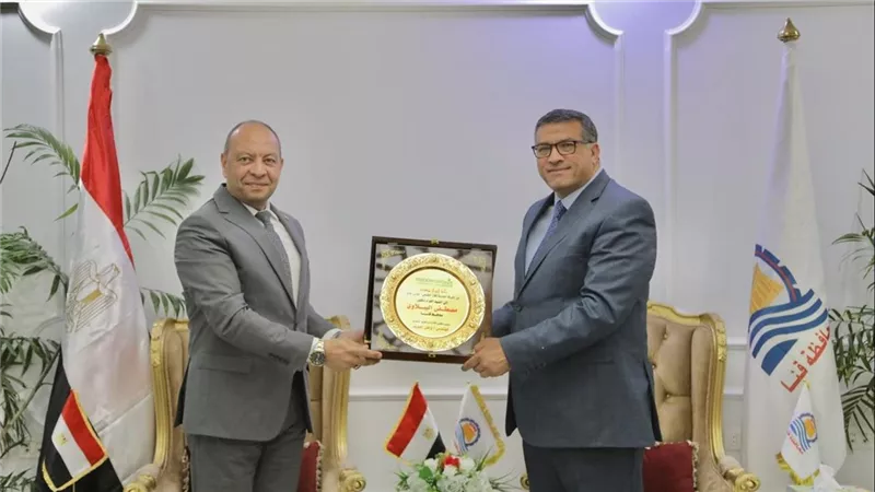 محافظ قنا يستقبل رئيس 
