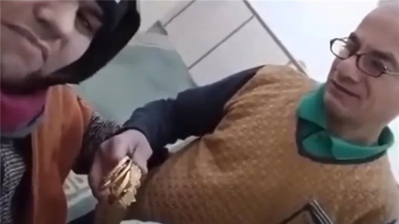 شهامة المصري في كل مكان.. تبرع بذهب زوجته لعلاج ابنة جاره اليمني ليكتشف وفاتها