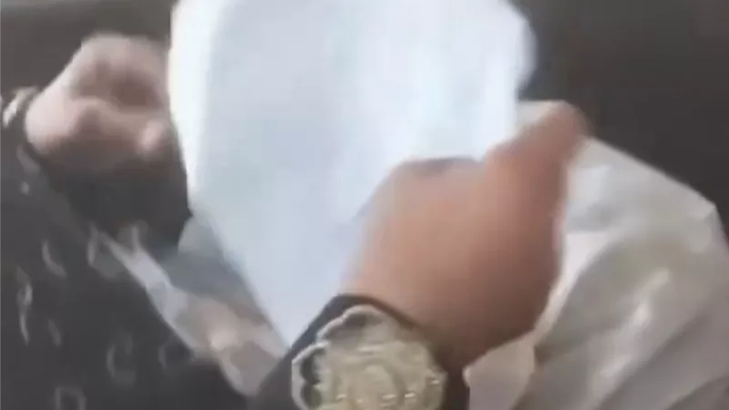 فيديو الصدمة.. ركاب ميكروباص بالشرقية يضبطون سيدة بحقيبة طلاسم وأعمال سحر